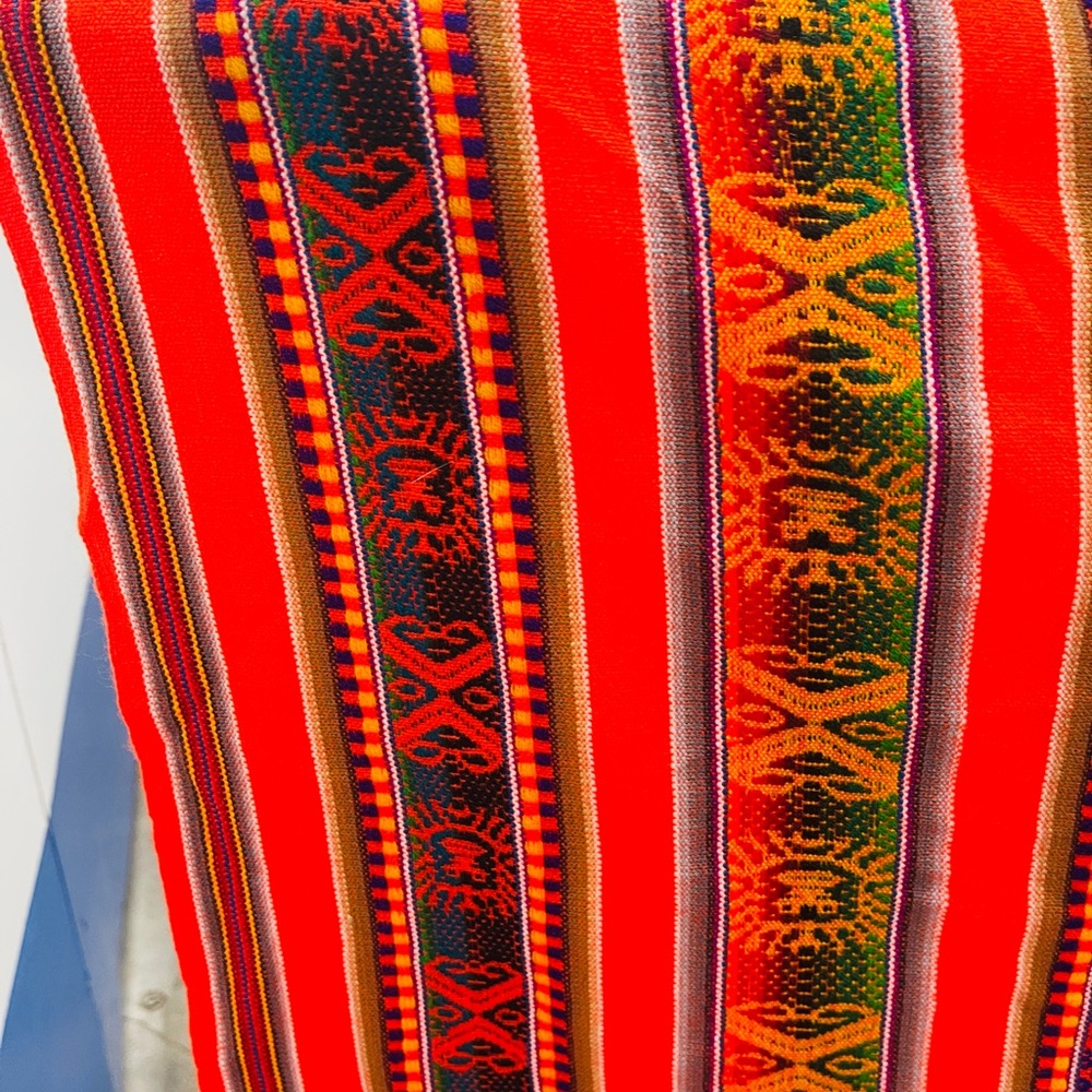 Authentic Peruvian Textile – Vibrant Vintage Design - Picture 4 of 6